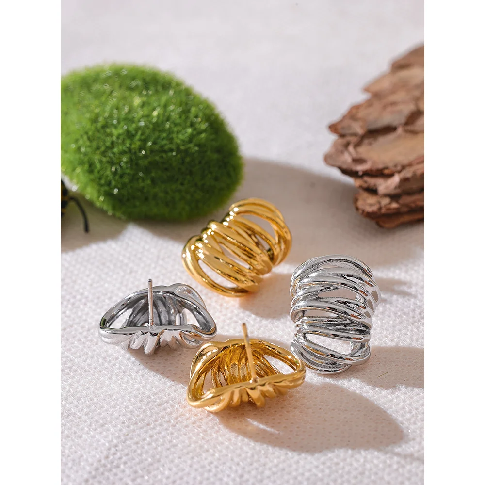 Boucles d’oreilles géométriques dorées – clous modernes