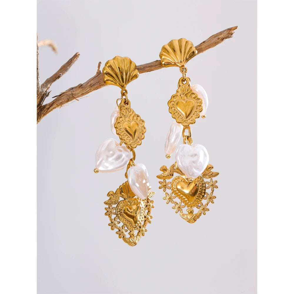 Boucles d’oreilles dorées cœur & perles baroques – design romantique et raffiné