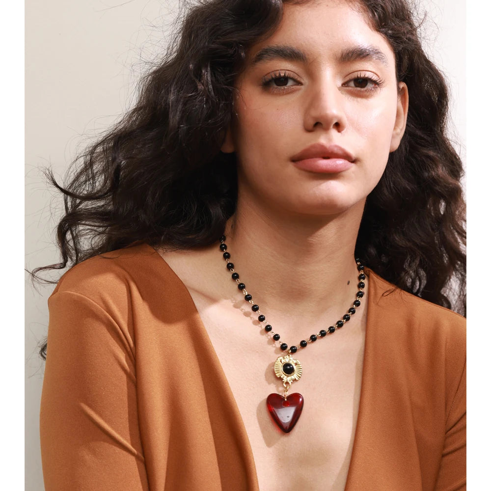 Collier cœur résine colorée – chaîne délicate aux perles lumineuses