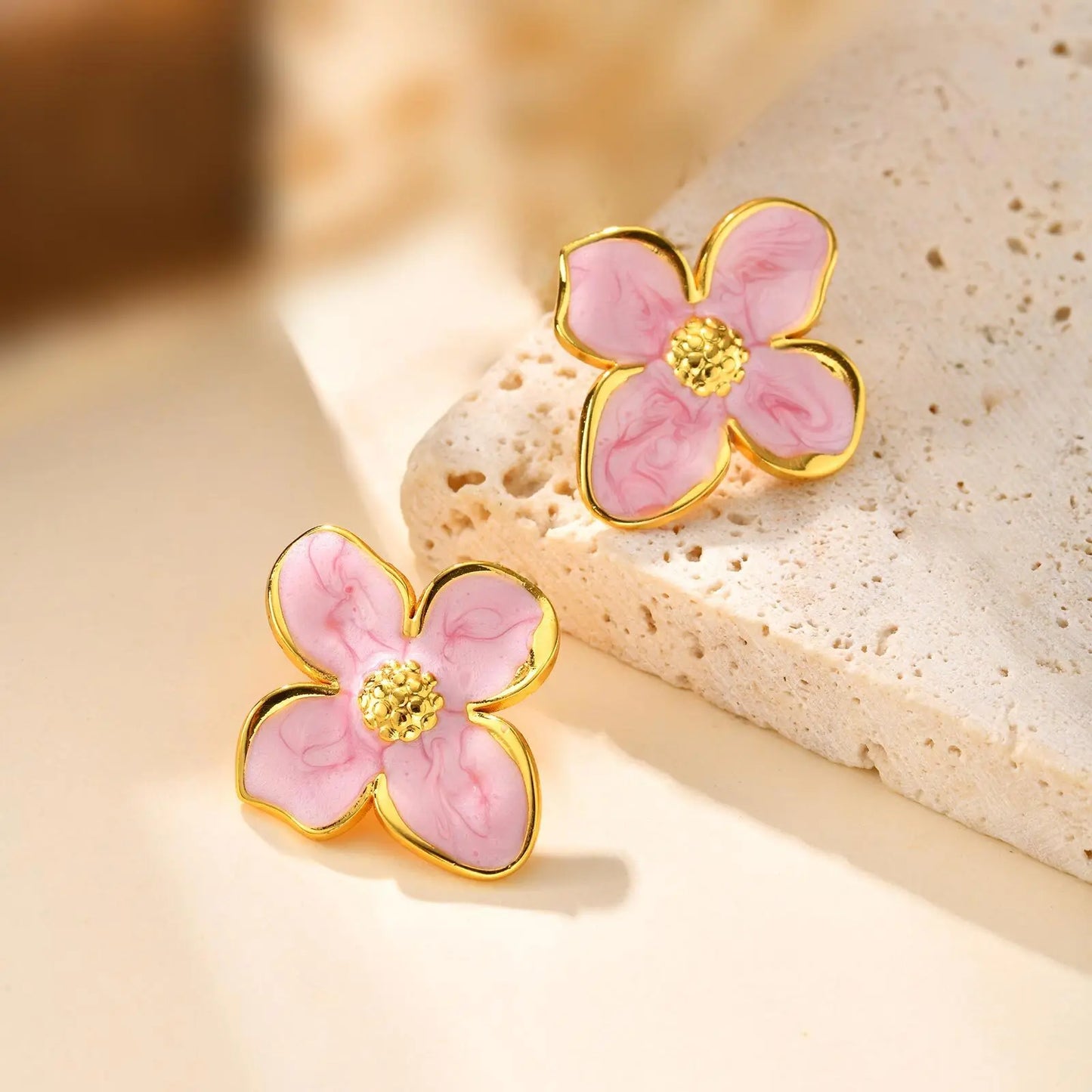 Boucles d’oreilles fleurs pastel – clous roses