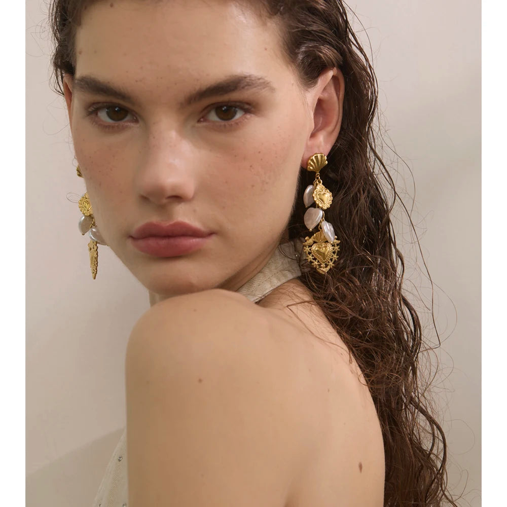 Boucles d’oreilles dorées cœur & perles baroques – design romantique et raffiné