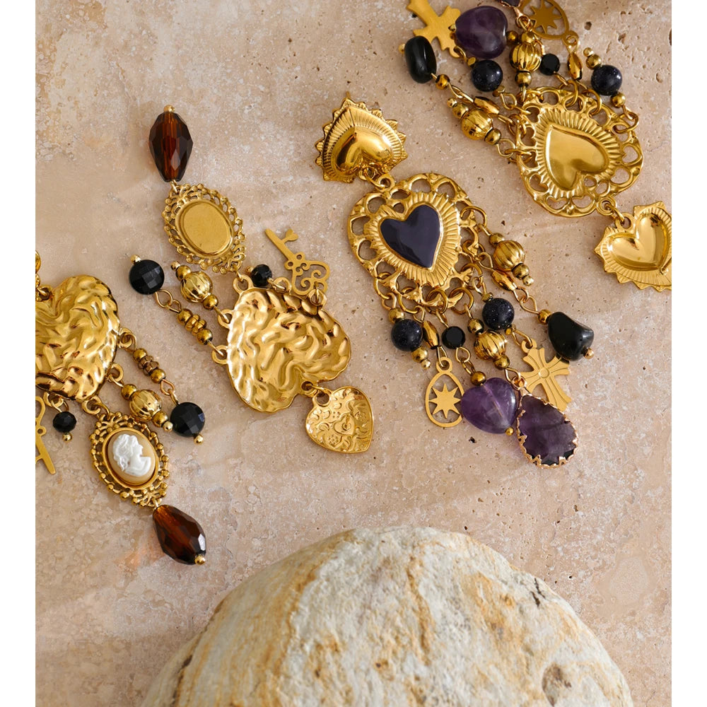 Boucles pendantes dorées – charms cœur, clé & croix