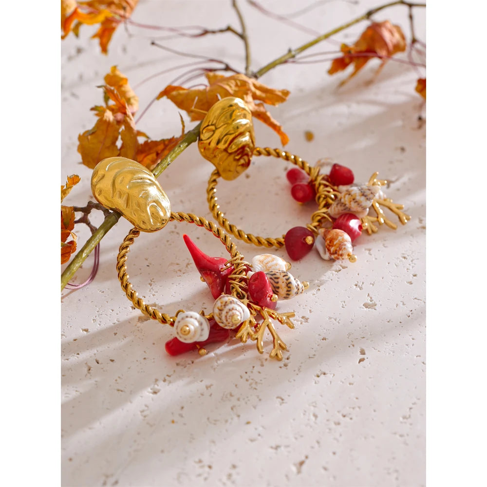 Boucles d’oreilles dorées coquillage & pierre rouge