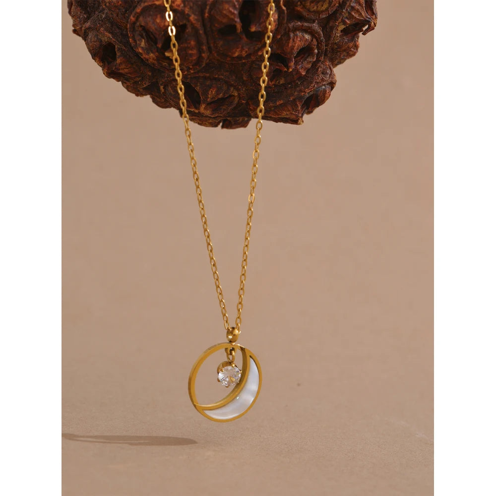 Collier pendentif lune & nacre – charme délicat