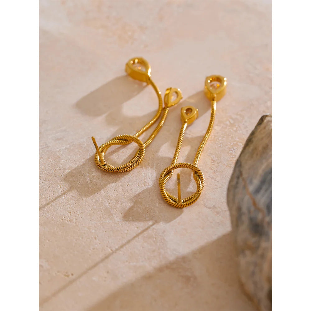 Boucles d’oreilles dorées gouttes zircon et torsades