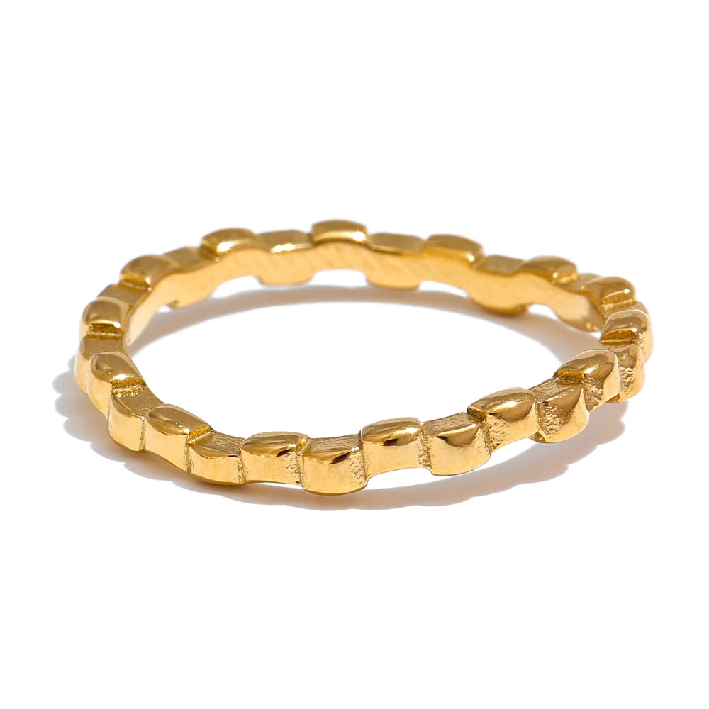 Bague fine superposable en acier inoxydable doré – Élégance minimaliste