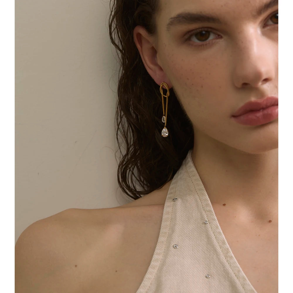 Boucles d’oreilles dorées gouttes zircon et torsades