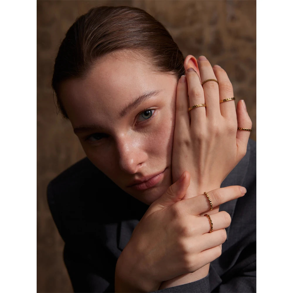 Bague fine superposable en acier inoxydable doré – Élégance minimaliste