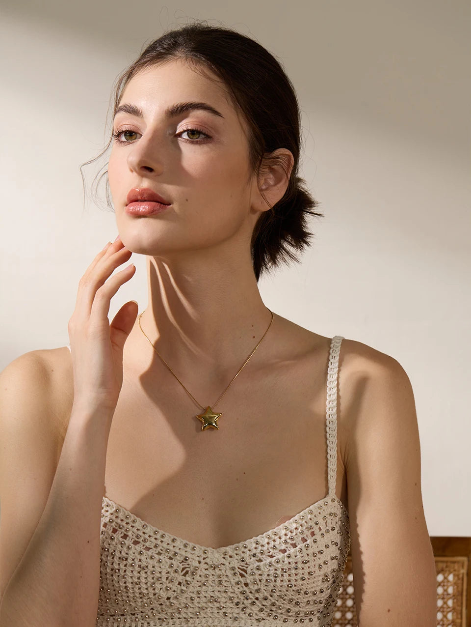 Collier Pendentif Étoile en Acier Inoxydable Plaqué Or 18K – Brillance Moderne et Charme Céleste