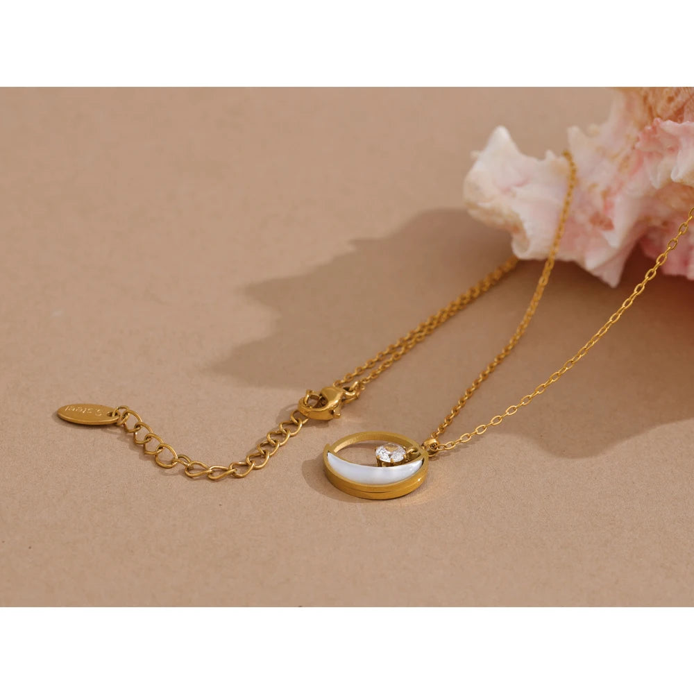 Collier pendentif lune & nacre – charme délicat