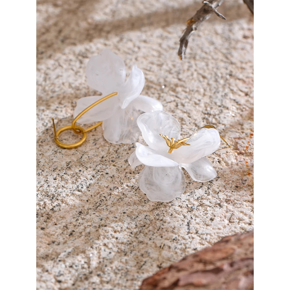 Boucles d’oreilles fleur résine blanche