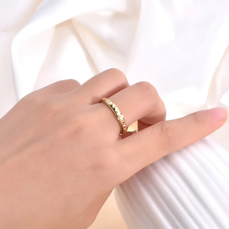 Bague anti-stress tournante pyramide en acier inoxydable