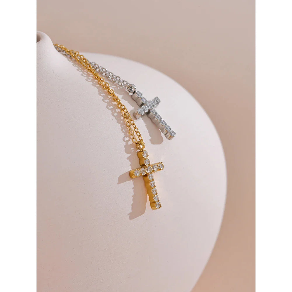 Collier pendentif croix – zircon lumineux