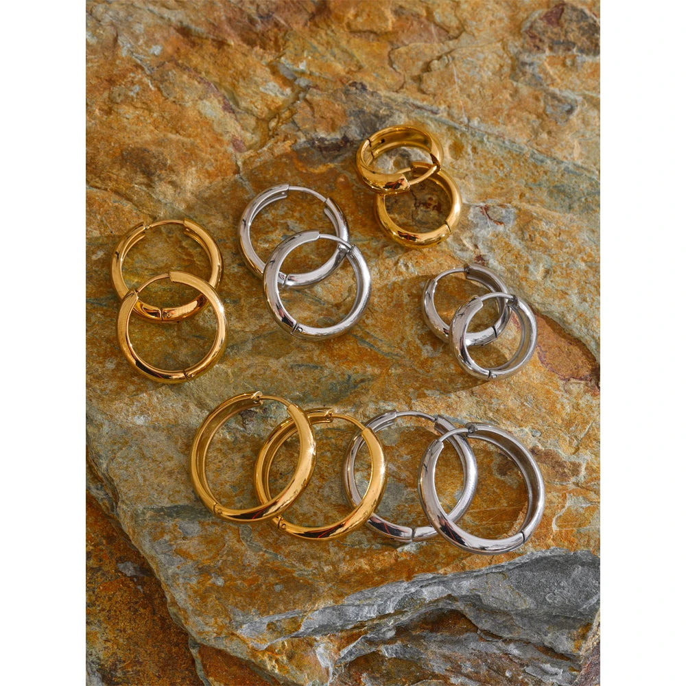 Créoles rondes dorées – anneaux fins unisexes