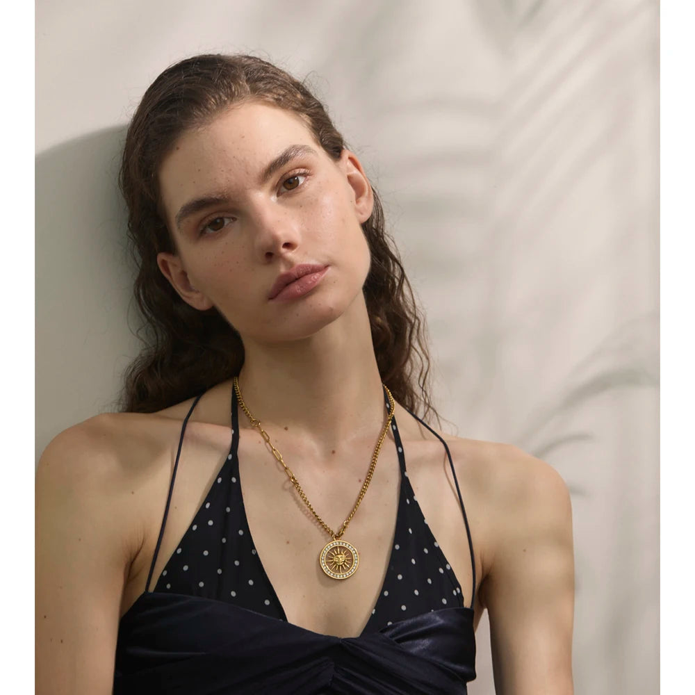 Collier soleil doré – pendentif ajouré & zircone lumineuse