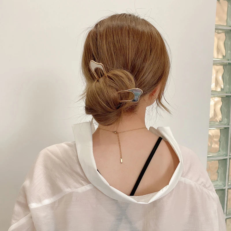 Épingle à cheveux en métal et émail – Accessoire élégant pour coiffures chic