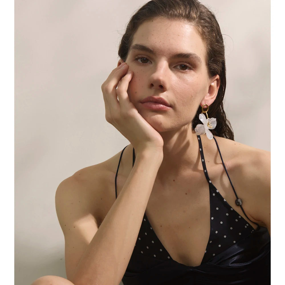 Boucles d’oreilles fleur résine blanche