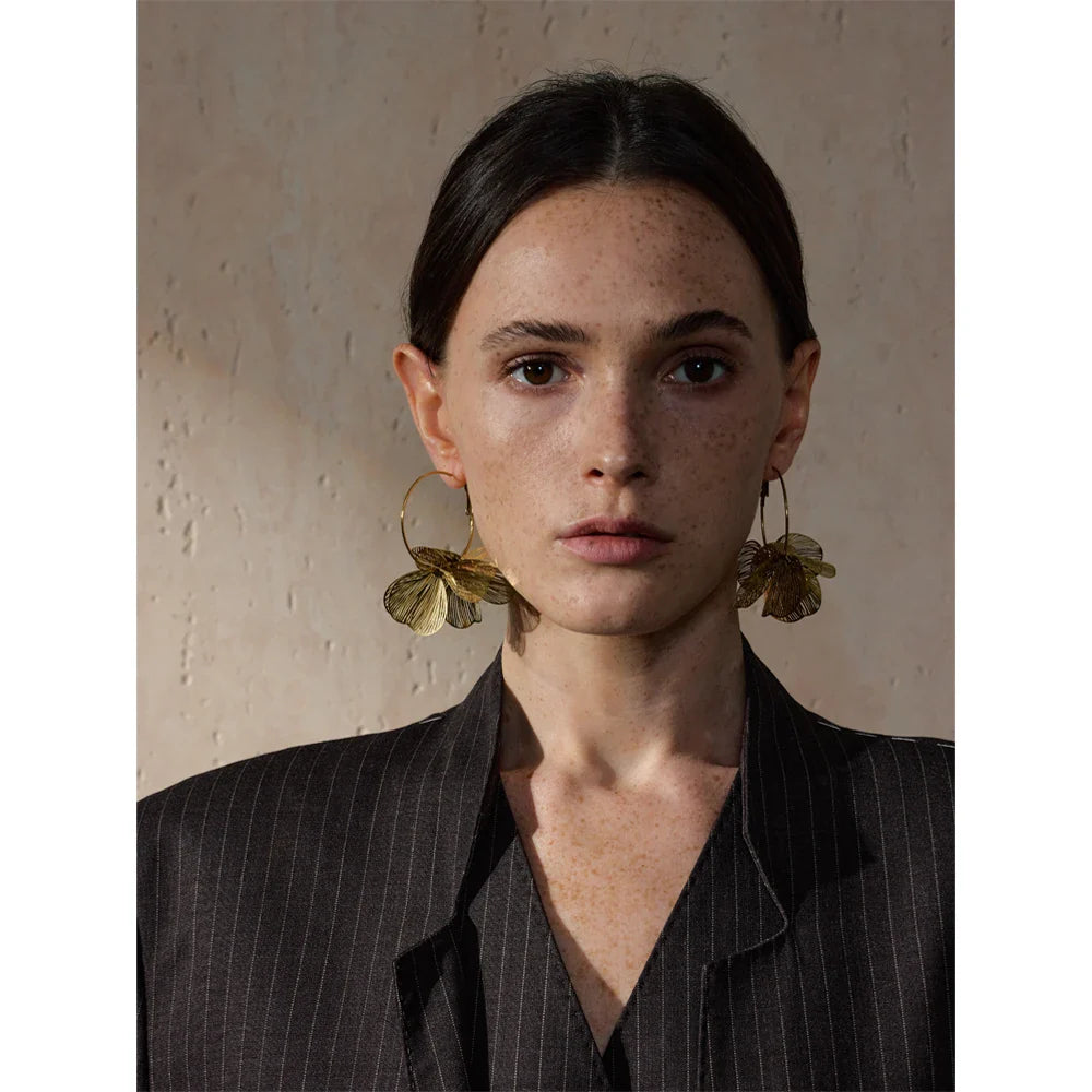 Boucles fleur – grands hoops dorés