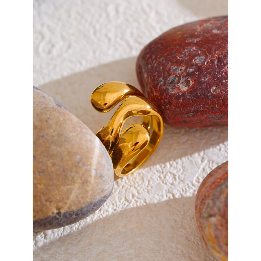 Bague texture dorée – élégance sculptée